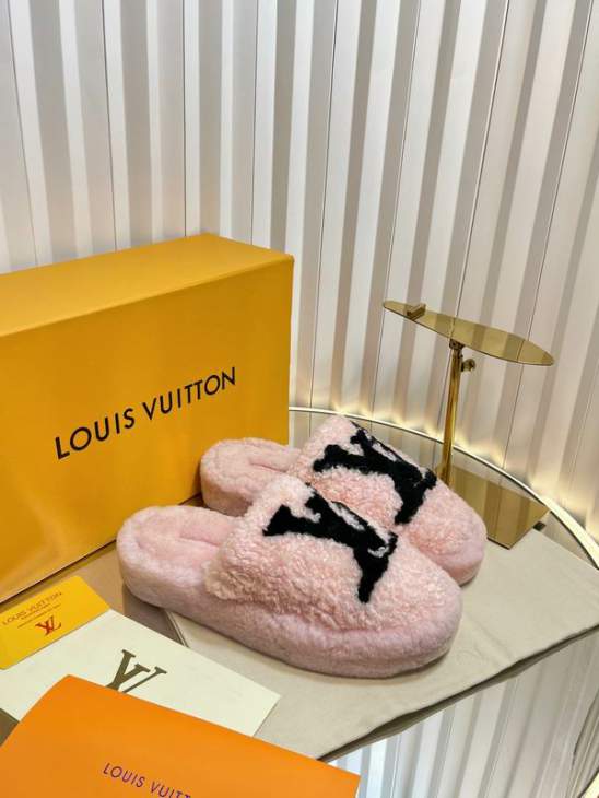 Picture of Louis Vuitton Slippers _SKULVsz35-39mnq1122513
